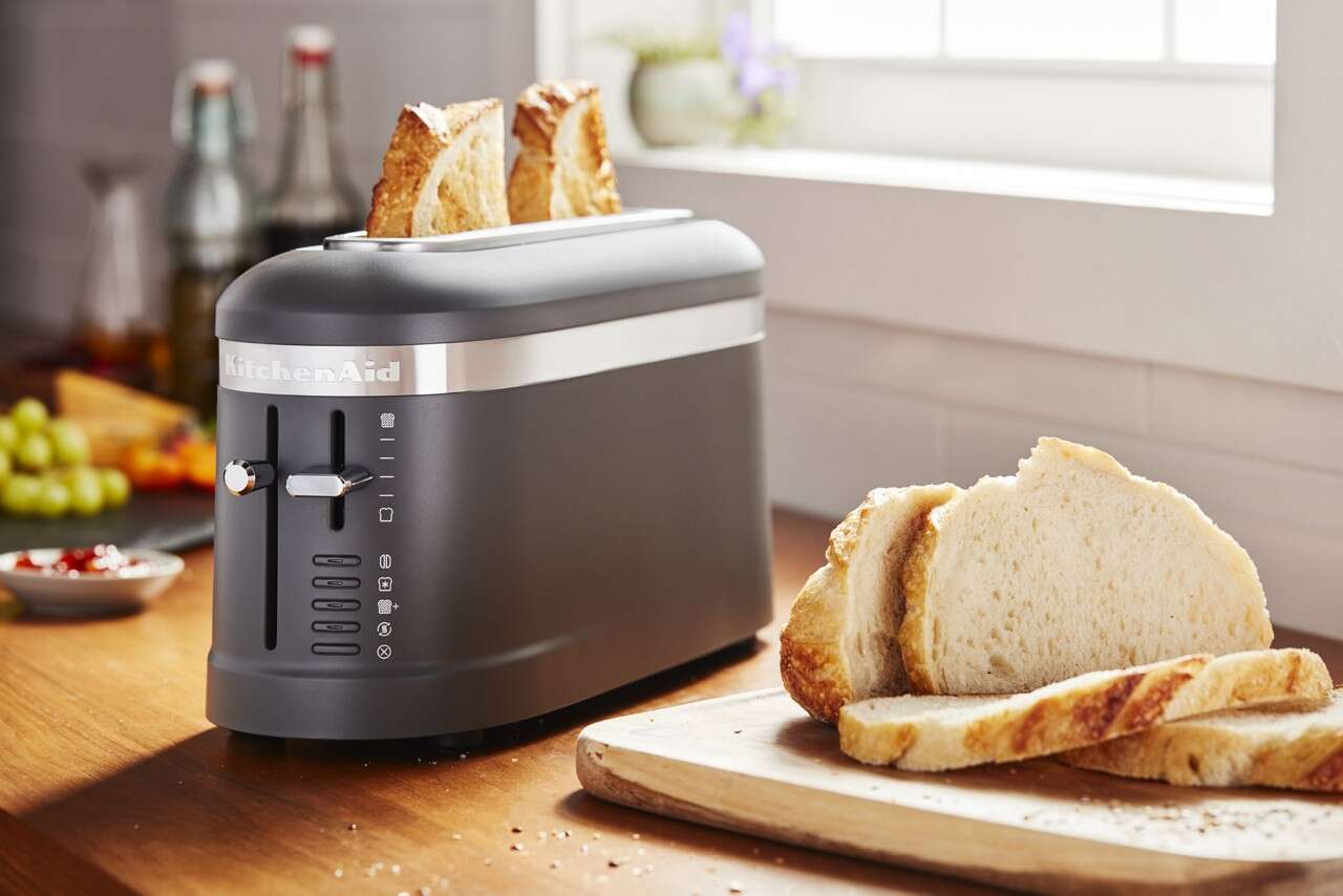 我们的KitchenAid®两片烤面包机是百吉饼和面包的完美选择。＂class=