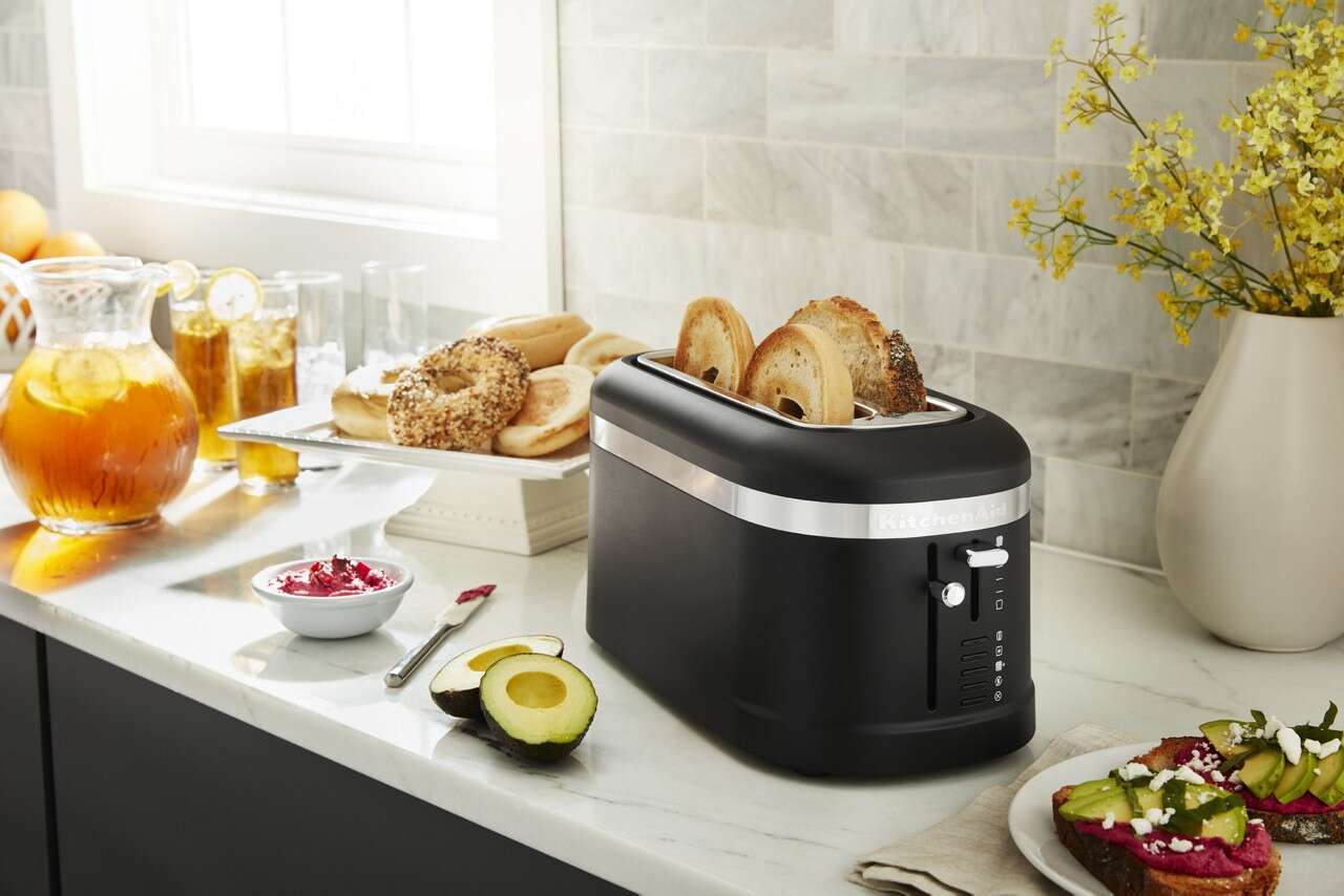 我们的KitchenAid®4片烤面包机加热所有您的早餐最爱。＂class=