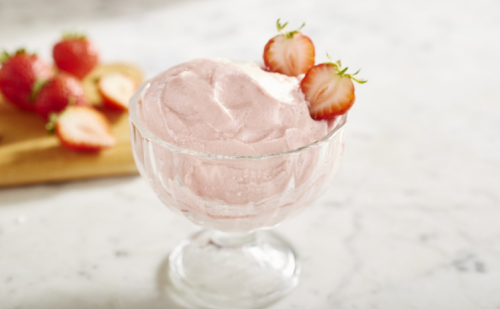 在一个玻璃碗里搅拌草莓冰淇淋＂>
                       </div>
                       <div class=