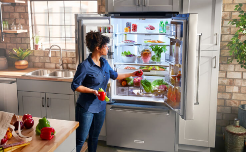 一个人从KitchenAid®冰箱里挑选蔬菜。＂>
                       </div>
                       <div class=